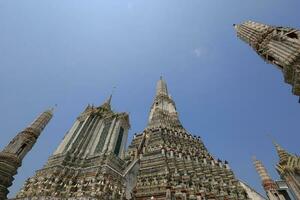 wat arun, gezien van de bodem omhoog, ziet de blauw lucht. wat arun is een iconisch mijlpaal van Bangkok, Thailand. foto