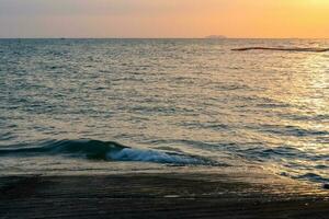 pattaya strand, pratumnak heuvel tussen zuiden pattaya strand en jomtien strand in de zonsondergang, avond. foto