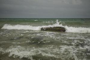 turquoise golven van een razende oceaanbehang foto