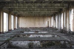 verlaten gebouw echo van oorlogshuis zonder ramen en deuren foto