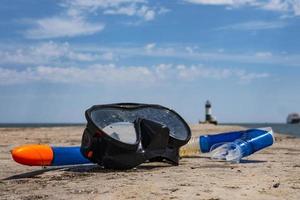 masker en snorkel op de pier aan zee vakantie en reizen