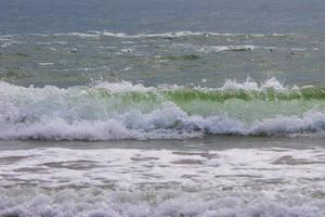 turquoise golven van een razende oceaanbehang foto