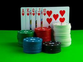 Koninklijk doorspoelen kaarten en poker chips in stapels Aan de tafel. foto