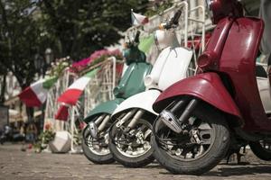 drie bromfietsen geschilderd in de kleuren van de Italiaanse vlag foto