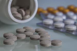 pillen zijn verspreid over de tafel behandeling of zelfmoord