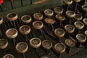 oud origineel retro wijnoogst schrijfmachine in een museum in detailopname foto