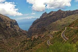 interessant versmallen kronkelend pittoreske gevaarlijk weg naar de stad van masca Aan Tenerife Spaans kanarie eiland foto