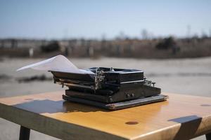 schrijfmachine op de tafel in de open luchtmonding op de achtergrond foto