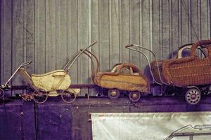 oud wijnoogst retro baby kinderwagens in de museum foto