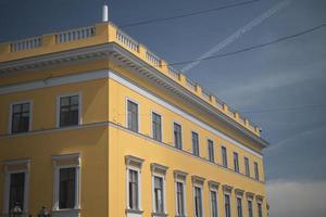 geel gebouw in de oude stad onder fel zonlicht foto
