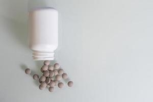 pillen zijn verspreid over de tafel behandeling of zelfmoord