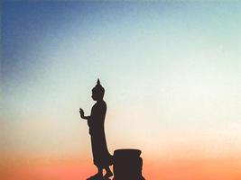 groot boeddhabeeld silhouet vanila hemelsblauw roze oranje schaduw bij zonsondergang mooie achtergrond foto