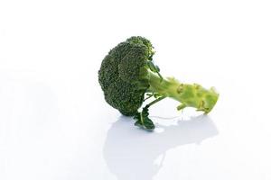 close-up broccoli op wit