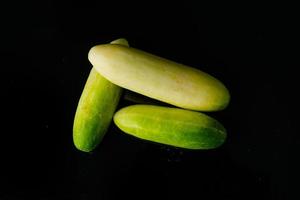 close-up komkommer op zwart foto