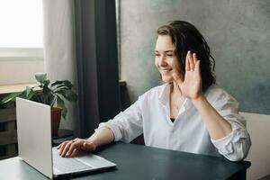 vrouw verloofd in online web conferentie chatten, omarmen werk, studie, freelancen, en digitaal vergaderingen. omhelzing de toekomst met online video vergaderen, afstand aan het leren, en virtueel daten. foto