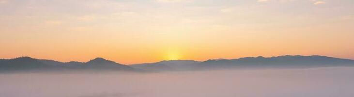 kleurrijk van lucht en mooi berg landschap.ochtend zonsopkomst tijd berg landschap foto