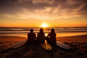 drie surfer vrienden zittend Aan hun surfboard Aan de zand aan het kijken de zonsondergang . ai gegenereerd foto