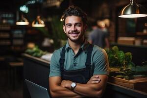 gelukkig mannetje op te slaan eigenaar Bij cafe of kruidenier met armen. ai gegenereerd foto