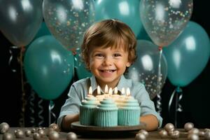 een klein gelukkig jongen Holding omhoog een verjaardag taart naar de camera. ai gegenereerd foto