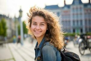 portret vrolijk toerist Duwen een fiets in EU metropolis achtergrond. ai gegenereerd foto