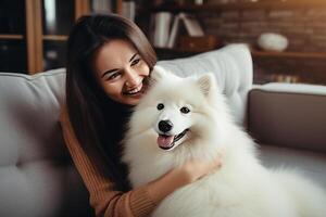 vrolijk vrouw knuffelen haar geliefde huisdier hond Bij huis . ai gegenereerd foto