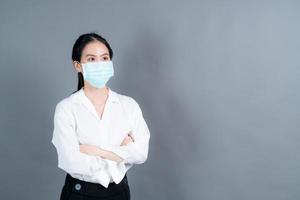 aziatische vrouw die een medisch gezichtsmasker draagt, beschermt filterstof en covid foto