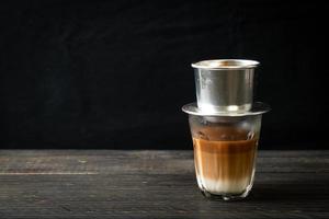 hete melkkoffie druipend in Vietnamese stijl