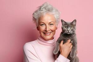 portret een glimlachen senior vrouw met haar kat Aan licht pastel roze achtergrond. ai gegenereerd foto