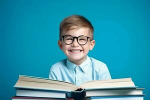 portret van een gelukkig kind weinig jongen met bril zittend Aan een stack van boeken en lezing een boeken, licht blauw achtergrond. ai gegenereerd foto