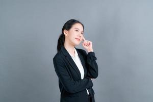 mooie en jonge Aziatische vrouw denken woman foto