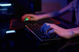 gamer Speel computer spel, gebruik rgb neon gekleurde toetsenbord foto