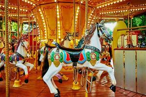 paard carrousel Bij amusement park foto