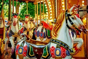 paard carrousel Bij amusement park foto
