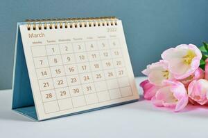 kalender en bloemen dichtbij omhoog foto