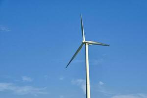 wind turbine tegen blauw lucht. wind macht energie concept foto