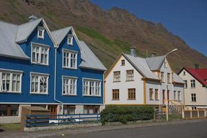 huizen in traditionele stijl met uitzicht op het tungata-plein in isafjordur in ijsland foto