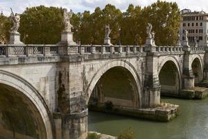 toeristen die de brug oversteken voor castel sant angelo in rome italië