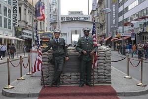 checkpoint charlie in berlijn, duitsland foto