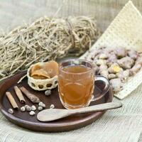 Indonesisch traditioneel drinken gemaakt van specerijen algemeen gebeld jamu foto