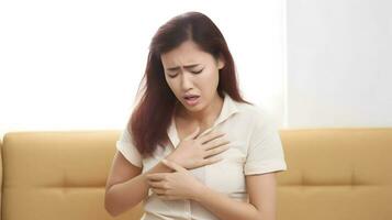 Aziatisch vrouw met borst pijn. hart aanval geduldig. ai gegenereerd foto