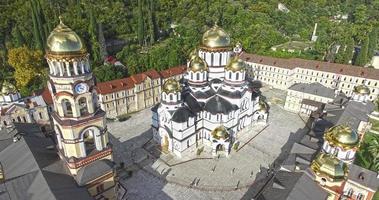 luchtfoto van het nieuwe athos-klooster in Abchazië