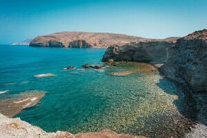 papafraga's Oppervlakte Aan de noorden van milos eiland in middellandse Zee zee foto