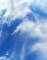 goddelijk blauw lucht en pluizig wit wolken foto