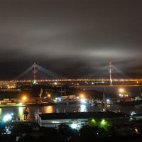 nachtlandschap van het stadslandschap van vladivostok foto