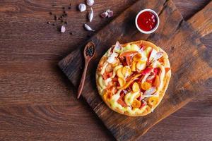 flatbread pizza op houten pizzabord foto