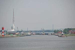 kiel, duitsland - 23 mei 2017, cruiseschip passeert de holtenau-sluis van het kanaal van kiel foto