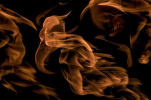 vuur en vlammen op een zwart achtergrondbehang foto