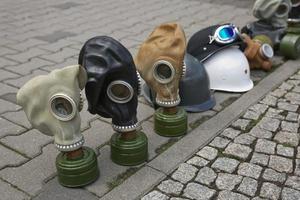 gasmaskers uit de tweede wereldoorlog op straat voor toeristen als souvenir foto