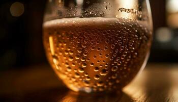 schuimig goud vloeistof giet in whisky glas gegenereerd door ai foto