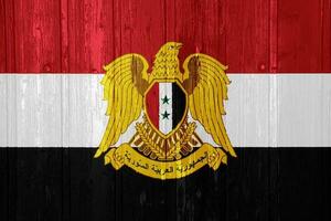 vlag van syrisch Arabisch republiek Aan een getextureerde achtergrond. concept collage. foto